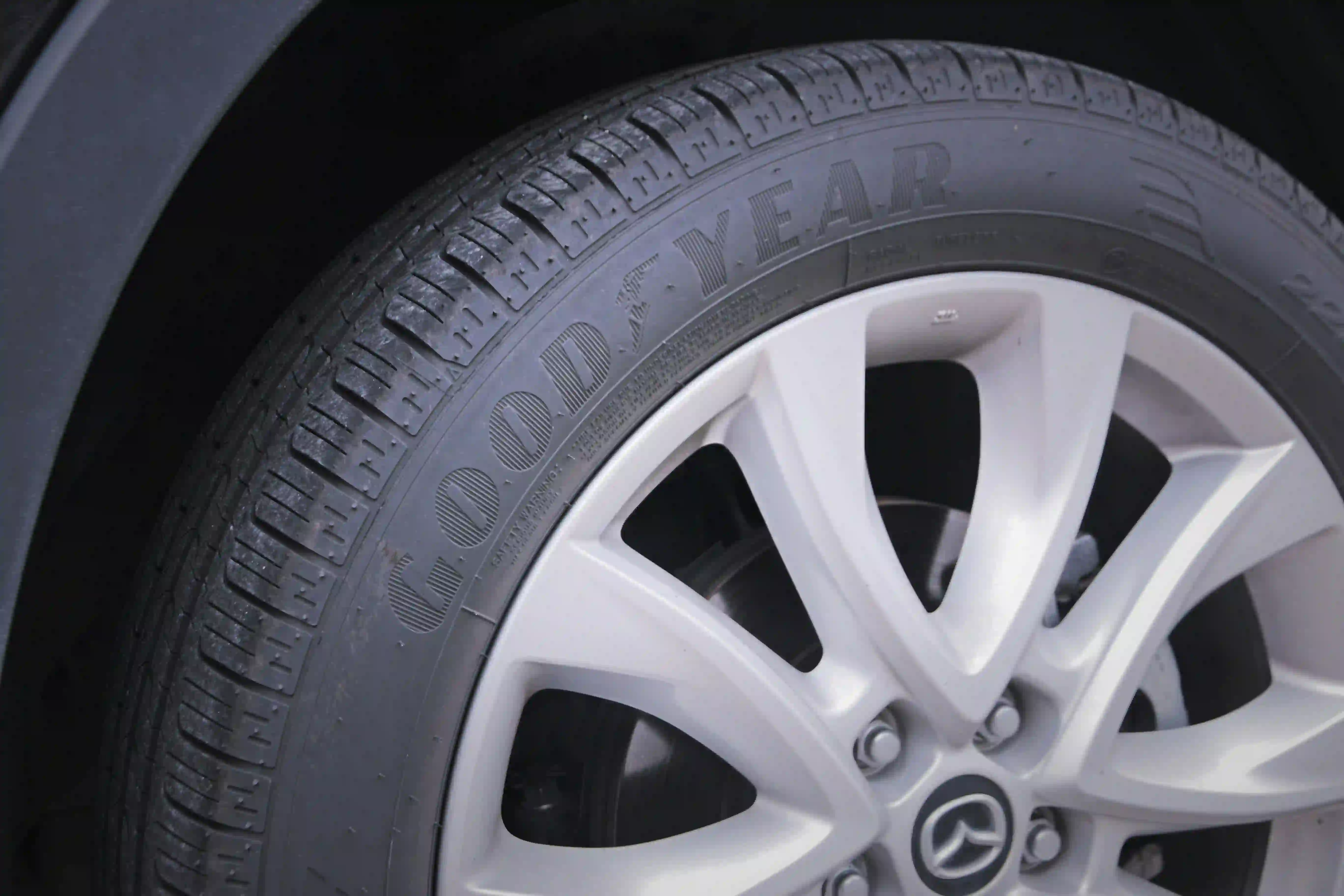Nahaufnahme einer Mazda-Alufelge mit montiertem Reifen